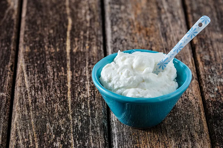 A blue bowl full of Skyr