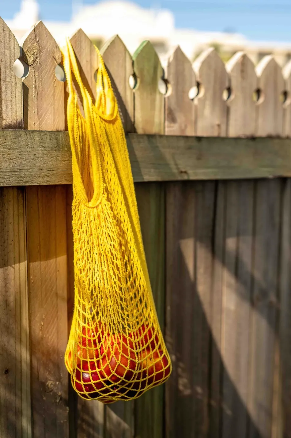 Gabenzaun (Germany): Food bags hanging from fences for those in need.
